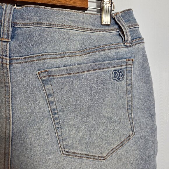 DG2 by Diane Gilman 14 Light Wash Denim Blue Slight Flare Summer Capri Pants - Picture 7 of 12